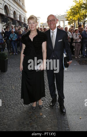 Berlino, Deutschland. 05 ott 2018. 05.10.2018, Berlin: gli ospiti venuti per la festa di nozze dell'ex Cancelliere Gerhard Schroder e Soyeon Kim all'Hotel Adlon. Credito: immagine centrale Carl Seidel/dpa immagine centrale/ZB | in tutto il mondo di utilizzo/dpa/Alamy Live News Foto Stock