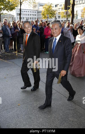 Berlino, Deutschland. 05 ott 2018. 05.10.2018, Berlin: gli ospiti venuti per la festa di nozze dell'ex Cancelliere Gerhard Schroder e Soyeon Kim all'Hotel Adlon. Credito: immagine centrale Carl Seidel/dpa immagine centrale/ZB | in tutto il mondo di utilizzo/dpa/Alamy Live News Foto Stock