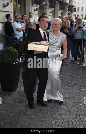 Berlino, Deutschland. 05 ott 2018. 05.10.2018, Berlin: gli ospiti venuti per la festa di nozze dell'ex Cancelliere Gerhard Schroder e Soyeon Kim all'Hotel Adlon. Credito: immagine centrale Carl Seidel/dpa immagine centrale/ZB | in tutto il mondo di utilizzo/dpa/Alamy Live News Foto Stock