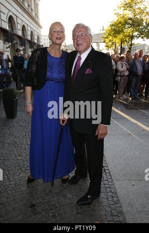 Berlino, Deutschland. 05 ott 2018. 05.10.2018, Berlin: gli ospiti venuti per la festa di nozze dell'ex Cancelliere Gerhard Schroder e Soyeon Kim all'Hotel Adlon. Credito: immagine centrale Carl Seidel/dpa immagine centrale/ZB | in tutto il mondo di utilizzo/dpa/Alamy Live News Foto Stock