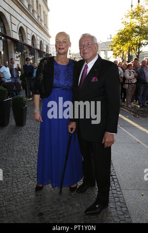 Berlino, Deutschland. 05 ott 2018. 05.10.2018, Berlin: gli ospiti venuti per la festa di nozze dell'ex Cancelliere Gerhard Schroder e Soyeon Kim all'Hotel Adlon. Credito: immagine centrale Carl Seidel/dpa immagine centrale/ZB | in tutto il mondo di utilizzo/dpa/Alamy Live News Foto Stock