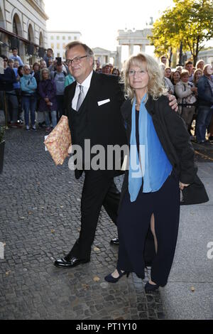 Berlino, Deutschland. 05 ott 2018. 05.10.2018, Berlin: gli ospiti venuti per la festa di nozze dell'ex Cancelliere Gerhard Schroder e Soyeon Kim all'Hotel Adlon. Credito: immagine centrale Carl Seidel/dpa immagine centrale/ZB | in tutto il mondo di utilizzo/dpa/Alamy Live News Foto Stock