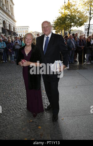 Berlino, Deutschland. 05 ott 2018. 05.10.2018, Berlin: gli ospiti venuti per la festa di nozze dell'ex Cancelliere Gerhard Schroder e Soyeon Kim all'Hotel Adlon. Credito: immagine centrale Carl Seidel/dpa immagine centrale/ZB | in tutto il mondo di utilizzo/dpa/Alamy Live News Foto Stock