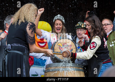 Kitchener, Ontario in Canada. 05 ottobre 2018. Apertura ufficiale del cinquantesimo annuale di Kitchener Waterloo Oktoberfest , America del Nord il più grande festival bavarese. Toccare il primo barile di birra avviene a Kitchener City Hall. Toccando il barile di birra Tara Slone Co host Hometown Hockey con Ron e Margo Jones Presidente, Kitchener-Waterloo Oktoberfest prestazioni di credito Image/Alamy Live News. Foto Stock