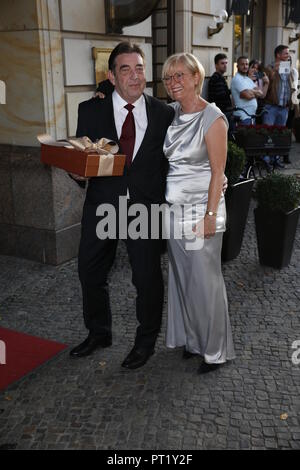 Berlino, Deutschland. 05 ott 2018. 05.10.2018, Berlin: gli ospiti venuti per la festa di nozze dell'ex Cancelliere Gerhard Schroder e Soyeon Kim all'Hotel Adlon. Credito: immagine centrale Carl Seidel/dpa immagine centrale/ZB | in tutto il mondo di utilizzo/dpa/Alamy Live News Foto Stock