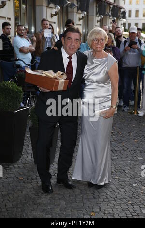 Berlino, Deutschland. 05 ott 2018. 05.10.2018, Berlin: gli ospiti venuti per la festa di nozze dell'ex Cancelliere Gerhard Schroder e Soyeon Kim all'Hotel Adlon. Credito: immagine centrale Carl Seidel/dpa immagine centrale/ZB | in tutto il mondo di utilizzo/dpa/Alamy Live News Foto Stock