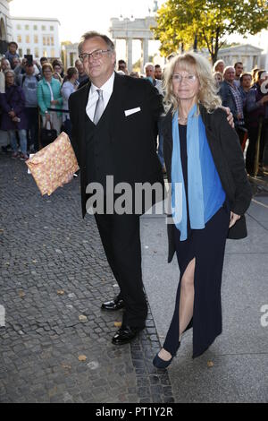 Berlino, Deutschland. 05 ott 2018. 05.10.2018, Berlin: gli ospiti venuti per la festa di nozze dell'ex Cancelliere Gerhard Schroder e Soyeon Kim all'Hotel Adlon. Credito: immagine centrale Carl Seidel/dpa immagine centrale/ZB | in tutto il mondo di utilizzo/dpa/Alamy Live News Foto Stock