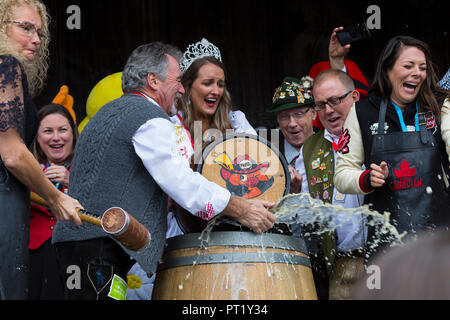 Kitchener, Ontario in Canada. 05 ottobre 2018. Apertura ufficiale del cinquantesimo annuale di Kitchener Waterloo Oktoberfest , America del Nord il più grande festival bavarese. Toccare il primo barile di birra avviene a Kitchener City Hall. Toccando il barile di birra Tara Slone Co host Hometown Hockey con Ron e Margo Jones Presidente, Kitchener-Waterloo Oktoberfest prestazioni di credito Image/Alamy Live News. Foto Stock