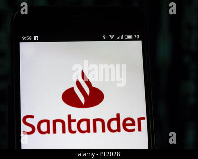 Kiev, Ucraina. Il 27 settembre, 2018. Banco Santander logo che si vede visualizzato sul telefono intelligente. Santander è un gruppo spagnolo del gruppo bancario. Credito: Igor Golovniov SOPA/images/ZUMA filo/Alamy Live News Foto Stock