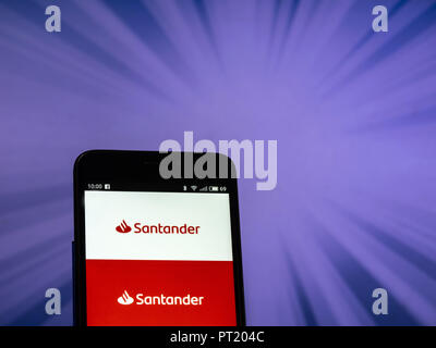 Kiev, Ucraina. Il 27 settembre, 2018. Banco Santander logo che si vede visualizzato sul telefono intelligente. Santander è un gruppo spagnolo del gruppo bancario. Credito: Igor Golovniov SOPA/images/ZUMA filo/Alamy Live News Foto Stock