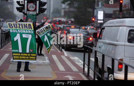 Sao Paulo, Brasile. Il 5 ottobre 2018. Popolare campagna per il candidato Jair Bolsonaro sulla Avenida Paulista nel pomeriggio di Venerdì (05). Si tratta del penultimo giorno per questo tipo di campagna ammessi dalla TSE. (Foto: Bruno Rocha/Fotoarena) Credito: Foto Arena LTDA/Alamy Live News Foto Stock