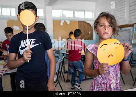 Betlemme, Palestina. 8 febbraio, 2018. I ragazzi sono visto giocare rimorchiatore di guerra ...