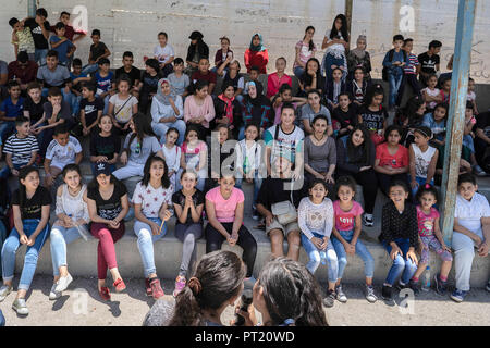 Betlemme, Palestina. Il 9 febbraio, 2018. Gli studenti visto situati a guardare i loro amici a cantare in cortile durante il summer camp.Il ritorno Summer Camp è stato organizzato per i bambini del campo profughi di Aida, è stato istituito nel 1950 dai palestinesi che erano stati espulsi dalle loro case da 27 città in tutta la Palestina, cioè Nasra, Tabaria, Gerusalemme, acro, Jaffa, Haifa e Hebron. Questa è una quarta generazione di profughi, 130 bambini che vanno da 4 a 16 anni di età era dominato da 20 istruttori e volontari ed è stato finanziato dall'ONU fino al 2000. (Credito Immagine: © Enzo Tomasiello Foto Stock