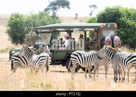 Kenya. 05 ott 2018. U.S prima signora Melania Trump indossando un albedo bianco casco viste le zebre come Lei viaggia in una terra-cruiser durante un safari tour del Parco Nazionale di Nairobi e con la sua guida Nelly Palmeris, seduto dietro, 5 ottobre 2018a Nairobi in Kenya. La First Lady del suo primo solista viaggio internazionale è stata criticata per indossare il casco del midollo, lungo un simbolo della western colonialists in Africa. Credito: Planetpix/Alamy Live News Foto Stock