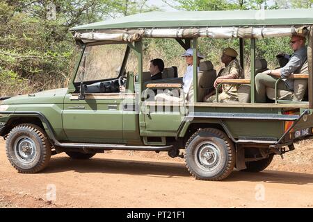 Kenya. 05 ott 2018. U.S prima signora Melania Trump indossando un albedo bianco casco viste fauna selvatica come Lei viaggia in una terra-cruiser durante un safari tour del Parco Nazionale di Nairobi e con la sua guida Nelly Palmeris, seduto dietro, 5 ottobre 2018a Nairobi in Kenya. La First Lady del suo primo solista viaggio internazionale è stata criticata per indossare il casco del midollo, lungo un simbolo della western colonialists in Africa. Credito: Planetpix/Alamy Live News Foto Stock