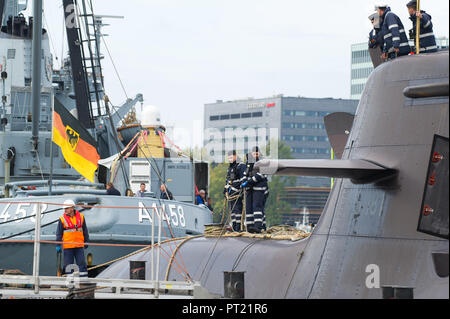 Gdynia, Polonia. 05 ott 2018. Tedesco Tipo 212un sottomarino U-31 (S181) di Deutsche Marine (Marina Militare Tedesca) sono arrivati al porto di Gdynia, Polonia. 5 ottobre 2018 © Wojciech Strozyk / Alamy Live News Credito: Wojciech Stróżyk/Alamy Live News Foto Stock