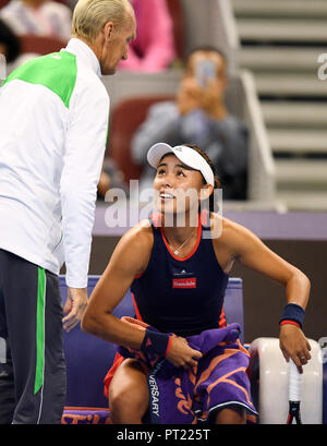 Pechino, Cina. 5 Ottobre, 2018. Wang Qiang della Cina parla con il suo allenatore durante le donne singoli quarti match contro Aryna Sabalenka della Bielorussia a China Open Tennis Tournament a Pechino, in Cina, il 5 ottobre 2018. Wang Qiang ha vinto 2-0. Credito: Kong Hui/Xinhua/Alamy Live News Foto Stock