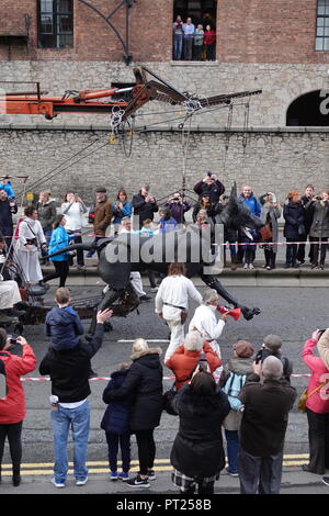 Liverpool, Regno Unito. Il 6 ottobre 2018. Il giorno 2 del Royal De Luxe spettacolare gigante, Xolo giganti cane va a correre per la gioia della folla. Credito: Ken Biggs/Alamy Live News. Foto Stock