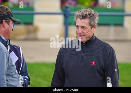 St Andrews, Scotland, Regno Unito. Il 6 ottobre 2018. Attore e produttore Hugh Grant sul primo tee del vecchio corso, St Andrews, il giorno 3 di il Dunhill Links Championship. © Ken Jack / Alamy Live News Foto Stock