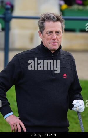 St Andrews, Scotland, Regno Unito. Il 6 ottobre 2018. Attore e produttore Hugh Grant sul primo tee del vecchio corso, St Andrews, il giorno 3 di il Dunhill Links Championship. © Ken Jack / Alamy Live News Foto Stock