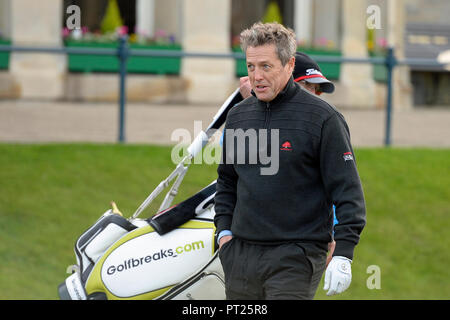 St Andrews, Scotland, Regno Unito. Il 6 ottobre 2018. Attore e produttore Hugh Grant sul primo tee del vecchio corso, St Andrews, il giorno 3 di il Dunhill Links Championship. © Ken Jack / Alamy Live News Foto Stock