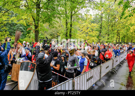 Mosca, Russia. Il 6 ottobre 2018. Supereroi gara si è tenuto nel parco Sokolniki a Mosca. Più di 200 persone vestite come fumetti supereroi hanno eseguito nel parco per 5 km. Credito: Marco Ciccolella/Alamy Live News Foto Stock