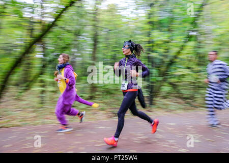 Mosca, Russia. Il 6 ottobre 2018. Supereroi gara si è tenuto nel parco Sokolniki a Mosca. Più di 200 persone vestite come fumetti supereroi hanno eseguito nel parco per 5 km. Credito: Marco Ciccolella/Alamy Live News Foto Stock