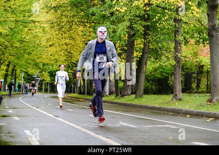 Mosca, Russia. Il 6 ottobre 2018. Supereroi gara si è tenuto nel parco Sokolniki a Mosca. Più di 200 persone vestite come fumetti supereroi hanno eseguito nel parco per 5 km. Credito: Marco Ciccolella/Alamy Live News Foto Stock