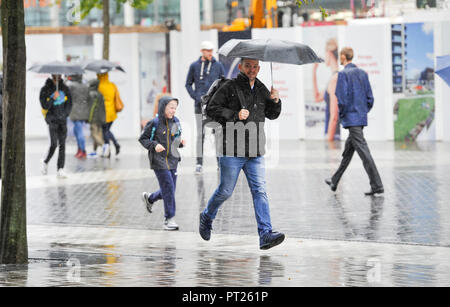 Londra, Regno Unito. Il 6 ottobre 2018. Heavy Rain a Wembley nella zona ovest di Londra oggi ma il tempo soleggiato è previsione per il ritorno in Gran Bretagna domani Credito: Simon Dack/Alamy Live News Foto Stock