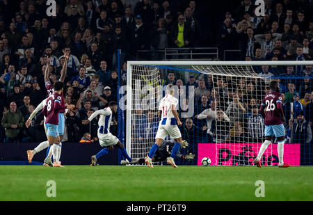 Brighton, Regno Unito. 05 ott 2018. Jurgen Locadia di Brighton e Hove Albion punteggi ma non è consentito per il fuorigioco durante il match di Premier League tra Brighton e Hove Albion e West Ham United alla AMEX Stadium, Brighton e Hove, in Inghilterra il 5 ottobre 2018. Foto di Liam McAvoy. Credit: UK Sports Pics Ltd/Alamy Live News Foto Stock