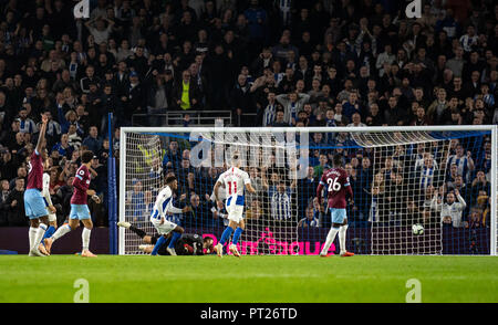 Brighton, Regno Unito. 05 ott 2018. Jurgen Locadia di Brighton e Hove Albion punteggi ma non è consentito per il fuorigioco durante il match di Premier League tra Brighton e Hove Albion e West Ham United alla AMEX Stadium, Brighton e Hove, in Inghilterra il 5 ottobre 2018. Foto di Liam McAvoy. Credit: UK Sports Pics Ltd/Alamy Live News Foto Stock