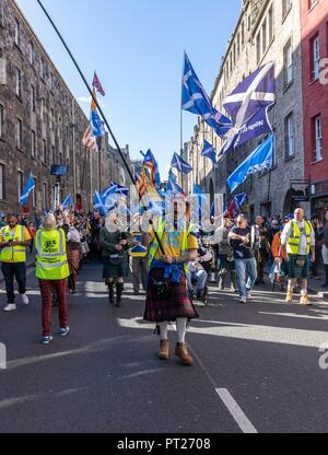 Edinburgh, Regno Unito. 6 ottobre 2018. Indipendenza marzo passeggiate lungo il Royal Mile di Edimburgo Credito: ricca di Dyson/Alamy Live News Foto Stock