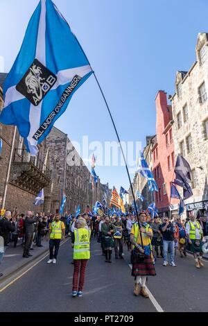 Edinburgh, Regno Unito. 6 ottobre 2018. Indipendenza marzo passeggiate lungo il Royal Mile di Edimburgo Credito: ricca di Dyson/Alamy Live News Foto Stock