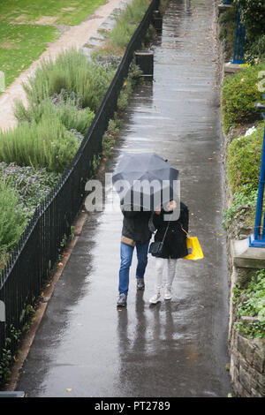Londra REGNO UNITO. Il 6 ottobre 2018. Persone riparo sotto gli ombrelloni vicino alla Torre di Londra ha portato dalla tempesta Leslie Credito: amer ghazzal/Alamy Live News Foto Stock