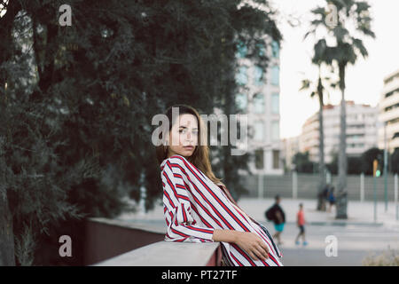 Ritratto di donna che indossa camicia a righe Foto Stock