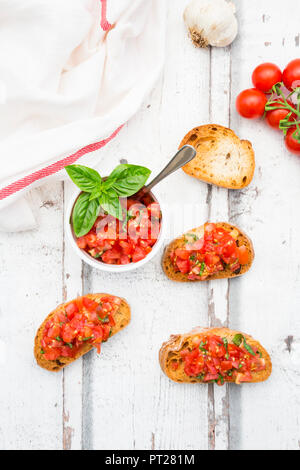 Bruschetta con pomodoro, basilico, aglio e breah bianco Foto Stock