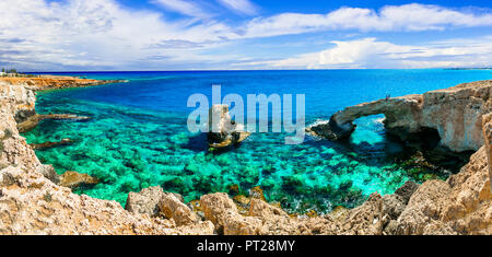 Eccezionale ponte di amanti,vista con scogliera e mare trasparente in Agya Napa,Protaras,l'isola di Cipro. Foto Stock