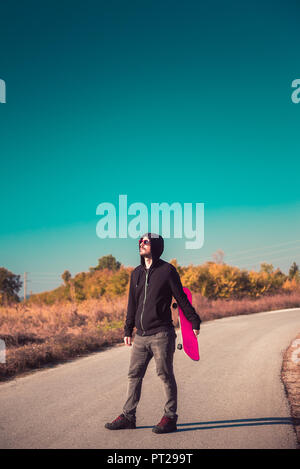 Skater skateboard di contenimento sulla strada Foto Stock