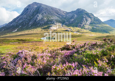 Solitaria casa di piccole dimensioni nelle Highlands scozzesi vicino a Glencoe, Scotland, Regno Unito Foto Stock