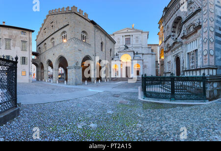 La piazza del Duomo durante il crepuscolo, Bergamo (città alta), Lombardia, Italia, Foto Stock