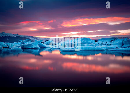 Iceberg al tramonto, Jokulsarlon laguna glaciale, Islanda Foto Stock