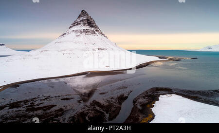 Montaggio Kirkjufell, Vesturland, Penisola Snaefellsness, Islanda Foto Stock