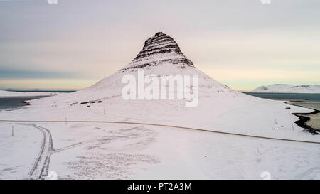 Montaggio Kirkjufell, Vesturland, Penisola Snaefellsness, Islanda Foto Stock