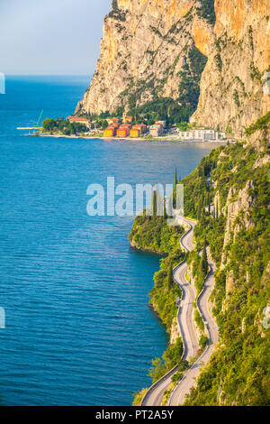 Scenic SS45 strada sul lato ovest del Lago di Garda, distretto di Brescia, Lombardia, Italia Foto Stock