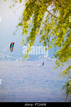 Kite-surf sul lago di Garda, Campione del Garda, distretto di Brescia, Lombardia, Italia Foto Stock