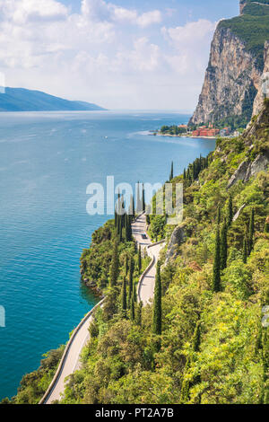 La SS45 strada sul Lago di Garda costa, Tremosine, Lombardia, Italia, Foto Stock