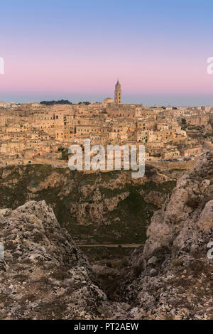 Dawn è luce su Matera, provincia di Matera, Basilicata, Italia Foto Stock