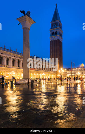 Alta Marea in St, piazza San Marco, Venezia, Veneto, Italia Foto Stock