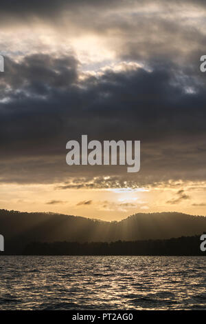 Lago Mapourika al tramonto, Waiho, Westland district, West Coast, regione di South Island, in Nuova Zelanda, Foto Stock