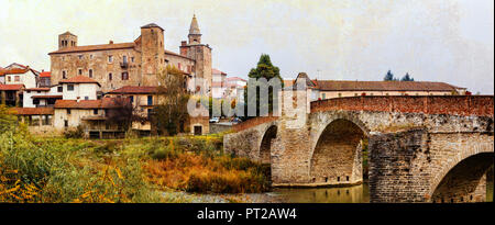 Imponente Monastero Bormida,vista con il castello vecchio e ponte,Piemonte,l'Italia. Foto Stock